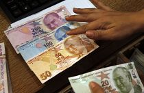 أوراق نقدية تركية تحمل صور مؤسس تركيا الحديثة مصطفى كمال أتاتورك، في اسطنبول، تركيا.