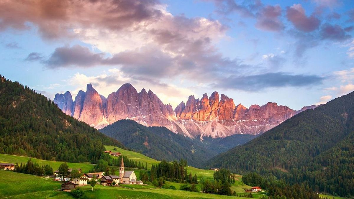 2009'da UNESCO Kültür Mirası Listesi'ne giren ve Alplerin bir uzantısı olan İtalya'nın kuzeyindeki Dolomit Dağları.