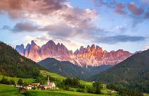 2009'da UNESCO Kültür Mirası Listesi'ne giren ve Alplerin bir uzantısı olan İtalya'nın kuzeyindeki Dolomit Dağları.