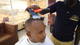 Kenya : des coupes de cheveux à la hache