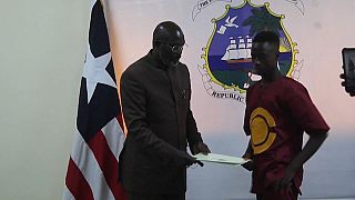 19-летний парень из Либерии нашел на дороге $50 000 и вернул владелице