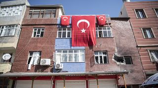 پرچم‌های ترکیه روی دیوارهای یک ساختم��ن در شهر سلوک/شمال سوریه/ آرشیو ۲۰۱۹