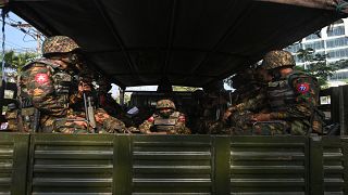عناصر من الجيش البورمي داخل مركبة عسكرية في العاصمة يانغون 15 شباط 2021