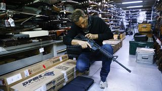 خبير أسلحة سينمائي الفرنسي كريستوف ماراتييه في مستودع الأسلحة الخاص به قرب باريس.