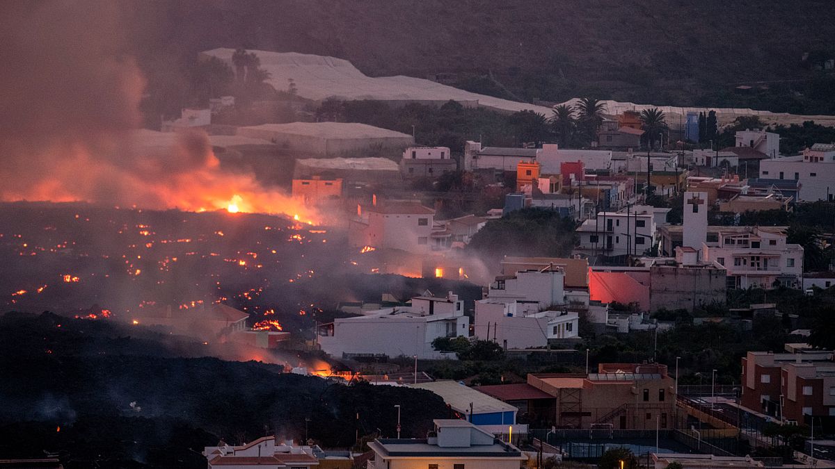 بركان جزيرة لا بالما الإسبانية  يواصل قذف حممه التي غطت 900 هكتار من الأراضي ودمرت أكثر من ألفي مبنى، ودفعت نحو 7500 شخص من سكّان الجزيرة للنزوح عن ديارهم، 21 أكتوبر 2021 