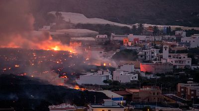 بركان جزيرة لا بالما الإسبانية  يواصل قذف حممه التي غطت 900 هكتار من الأراضي ودمرت أكثر من ألفي مبنى، ودفعت نحو 7500 شخص من سكّان الجزيرة للنزوح عن ديارهم، 21 أكتوبر 2021