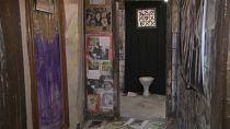 حمام عام في مدينة تارغو برومانيا يتحول إلى معرض للفن المعاصر بأنامل وموهبة فنانة شابة