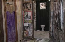 حمام عام في مدينة تارغو برومانيا يتحول إلى معرض للفن المعاصر بأنامل وموهبة فنانة شابة  