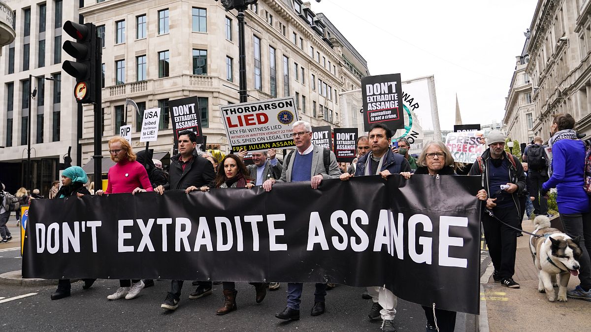Simpatizantes de Julian Assange este sábado en las calles de Londres