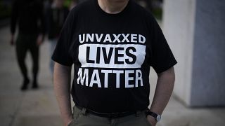 متظاهر ضد أخذ لقاح التطعيم المضاد لفيروس كورونا قرب البرلمان البريطاني في لندن. 20/10/2021