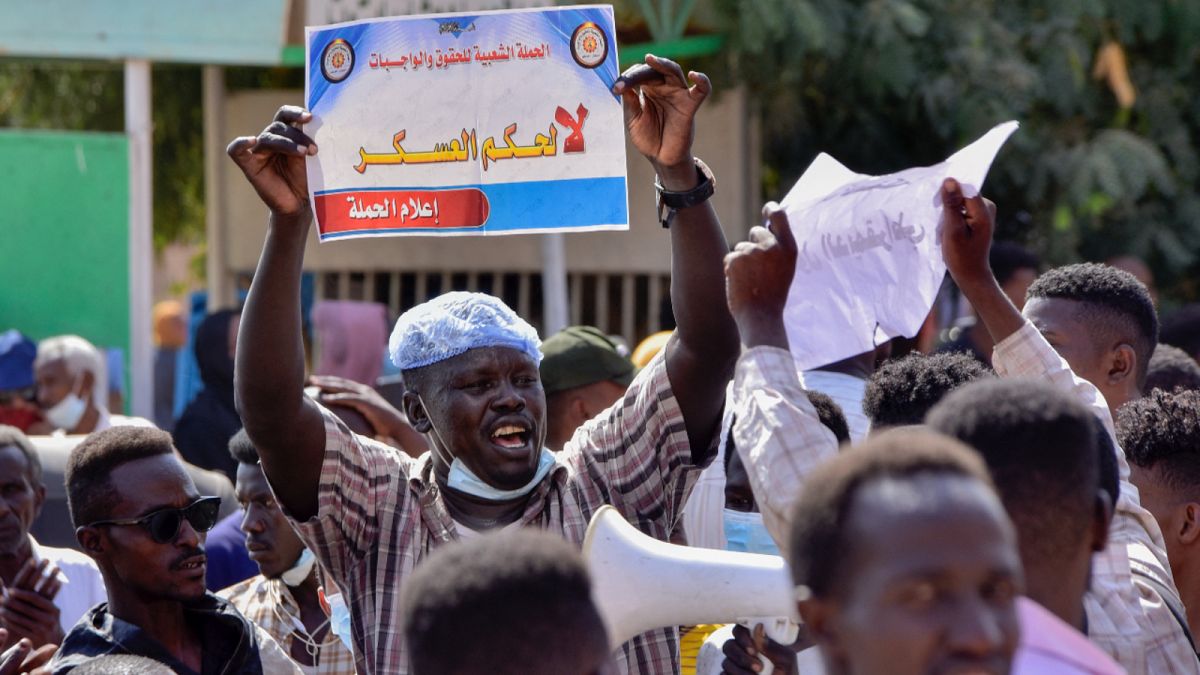 متظاهر سوداني مناهض للحكم العسكري