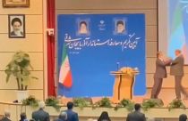 Μεγαλοπρεπέστατο χαστούκι on camera σε επίσημη εκδήλωση στο Ιράν
