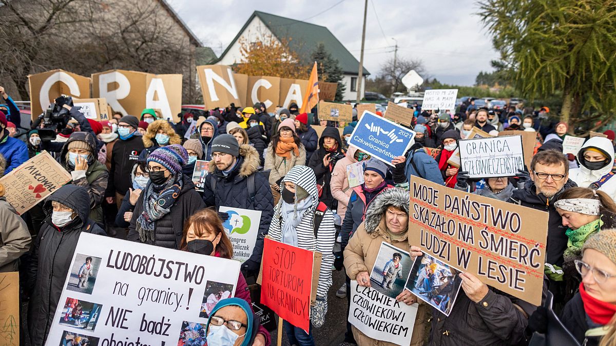 نساء بولنديات يتظاهرن قرب حدود بيلاروس احتجاجا على ترحيل مهاجرين السبت 23 أكتوبر 2021