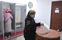 امرأة أزبكستانية تدلي بصوتها في أحد مراكز الاقتراع للانتخابات الرئاسية في العاصمة طشقند 24 أكتوبر 2021
