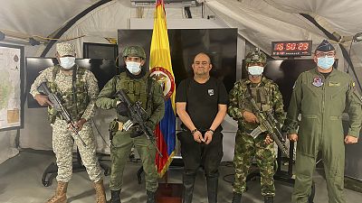 السلطات الكولومبية تعتقل أهم تاجر مخدرات في البلاد والمطلوب رقم 1 للسلطات التي تطارده منذ نحو 10 أعوام، ويدعى دايرو أنطونيو أوسوغا، زعيم عصابة "ديل غولفو" 