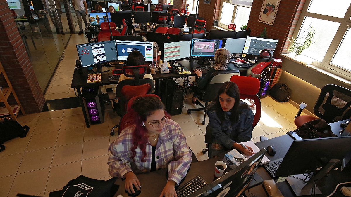 مختصون يعملون على تطوير ألعاب إلكترونية على الهواتف المحمولة باللغة العربية  داخل مقر شركة "طماطم" الأردنية في العاصمة عمان 30 سبتمبر 2021
