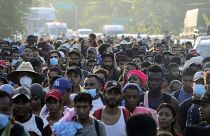 Una caravana de migrantes se dirige al norte por la carretera costera a las afueras de Huehuetan en el estado de Chiapas, México, el 24 de octubre de 2021.