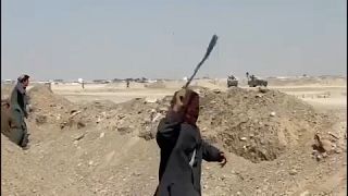 Mit Steinschleudern gegen gepanzerte Fahrzeuge: Afghanen wollen nach Hause