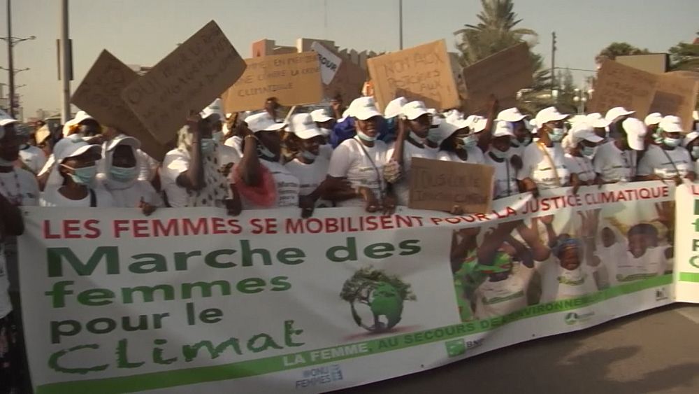 Women protest in Dakar to highlight climate change - Africanews English
