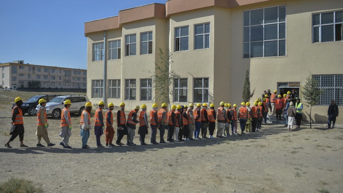 File d'attente d'Afghans prêts à travailler pour le programme "nourriture contre travail", Kaboul, 24 octobre 2021 