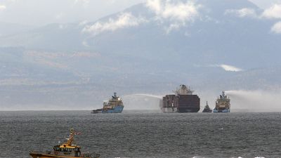 Feuer auf Containerschiff vor Vancouver stößt giftige Dämpfe aus