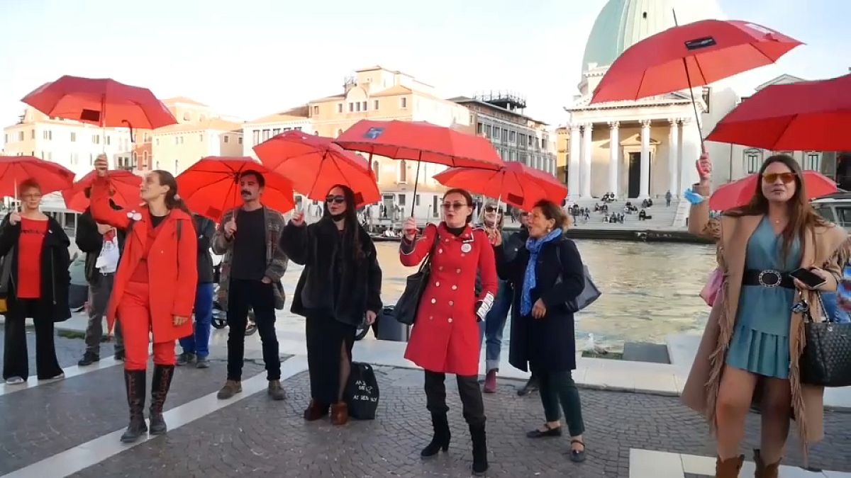 Guarda-chuvas vermelhos em Veneza