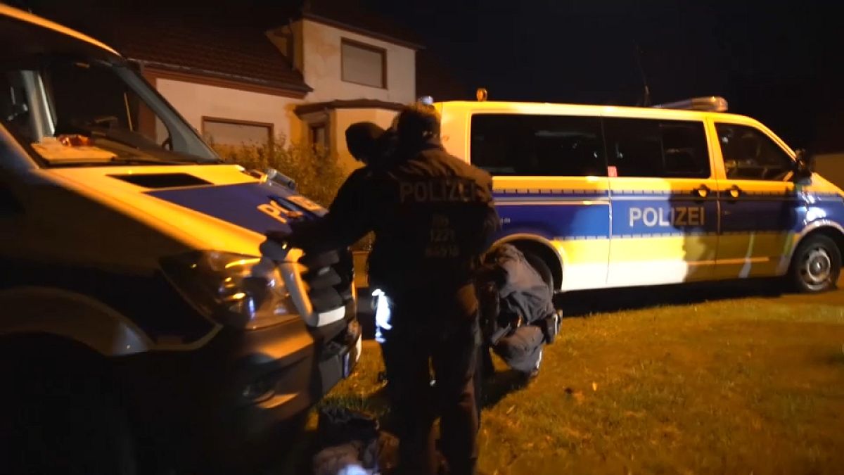 La policía alemana deteniendo a un miembro de la patrulla antimigrantes
