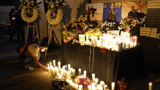 In Burbank (Kalifornien) gedenken Menschen der tödlich verletzten Kamerafrau