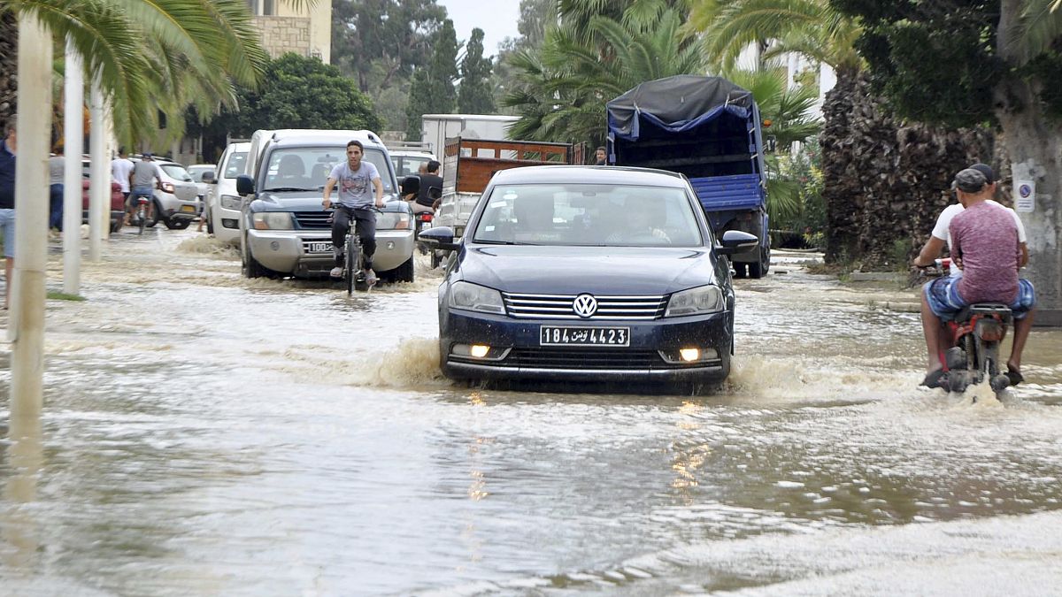 سيارة تسير على طريق غمرته المياه بعد هطول أمطار غزيرة في ولاية نابل التونسية. 