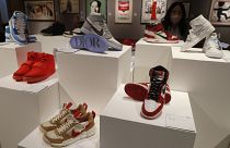 مجموعة مختارة من الأحذية الرياضية التي سيتم بيعها كجزء من مزاد في دار بونهامز  للمزادات في لندن.
