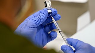 ABD'nin Miami kentinde bir koronavirüs hastasına Pfizer-BionTech'in aşısını hazırlayan bir sağlık görevlisi  