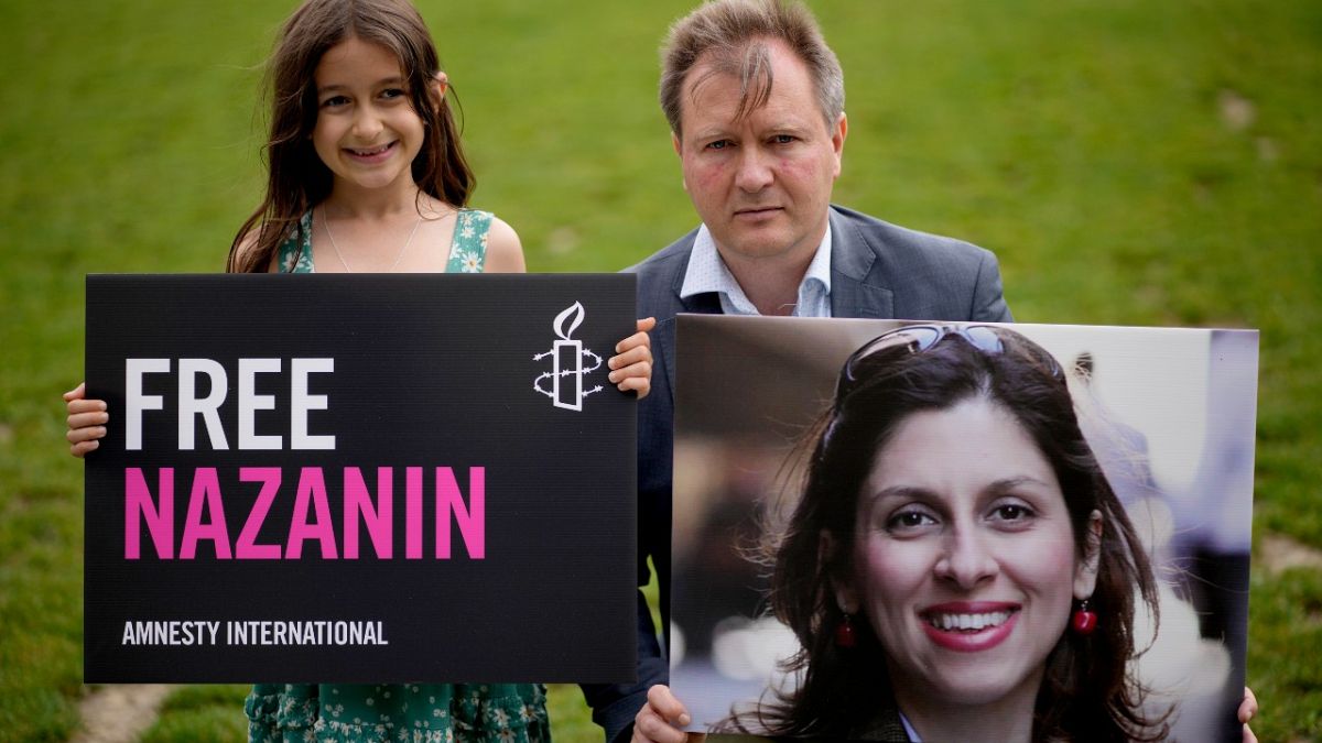 زوج البريطانية الإيرانية نازنين زاغري-راتكليف المحتجزة في طهران  وابنتهما غابرييلا البالغة من العمر سبع سنوات في ساحة البرلمان، لندن، بريطانيا.