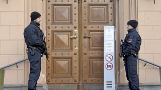 عناصر من الشرطة الألمانية يحرسون مدخل المحكمة الإقليمية العليا في سيل، ألمانيا.