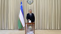 الرئيس الأوزبكي شوكت ميرزيوييف يدلي بصوته في مركز اقتراع خلال الانتخابات الرئاسية في طشقند، أوزبكستان