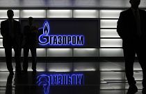 A Gazprom logója az orosz óriásvállalat moszkvai felhőkarcolójának bejáratánál