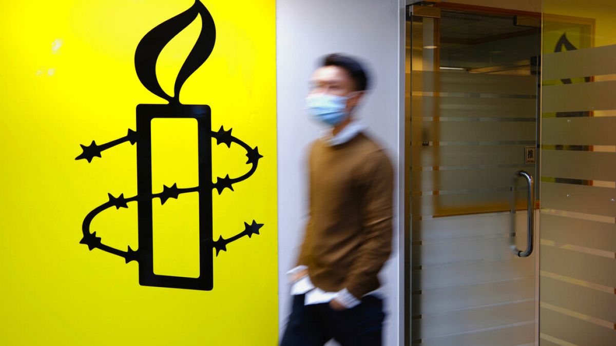 Férfi sétál el a hong kongi Amnesty egyik irodája előtt - a szervezet az év végéig mindkét helyi irodáját felszámolja