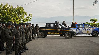 Policías recibiendo instrucciones, 24/10/2021, El Estor, Guatemala
