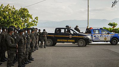 Policías recibiendo instrucciones, 24/10/2021, El Estor, Guatemala