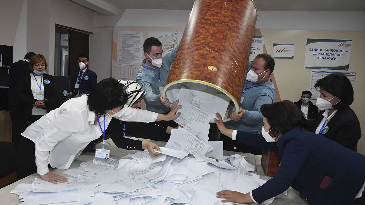 Özbekistan'da haftasonu yapılan cumhurbaşkanlığı seçimlerinin ardından oy sayımı