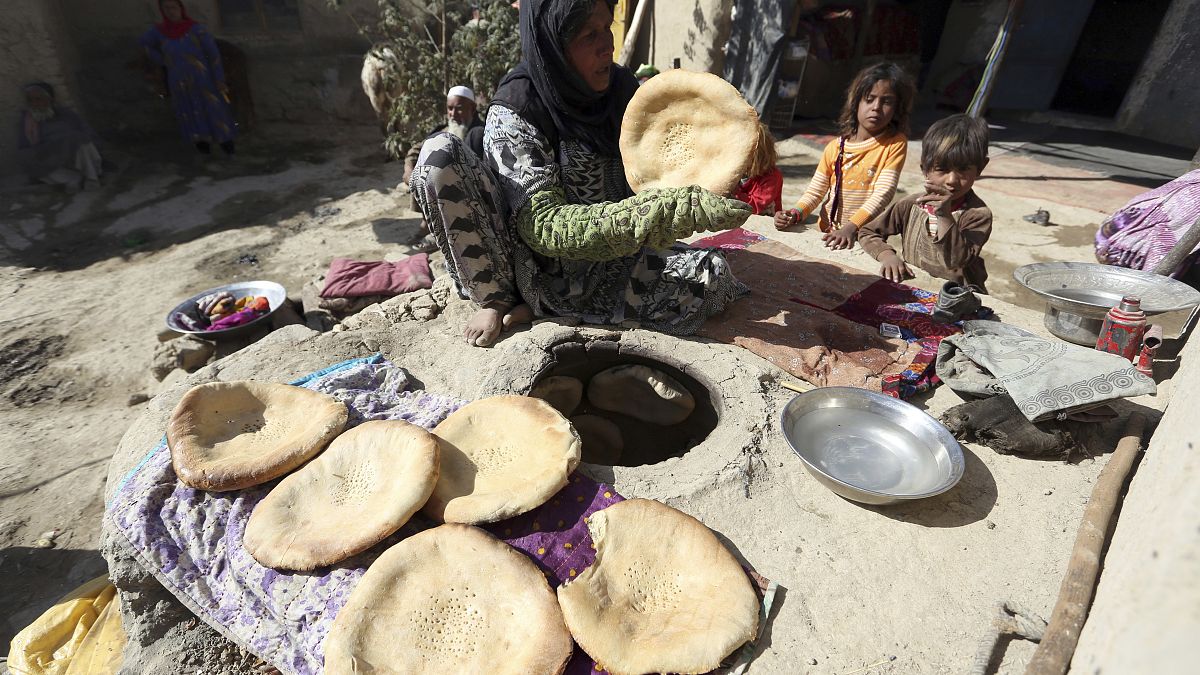 أفغانية نازحة تخبز على الطريقة التقليدية في ضواحي كابول، أفغانستان 2017.