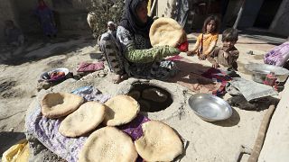 أفغانية نازحة تخبز على الطريقة التقليدية في ضواحي كابول، أفغانستان 2017.