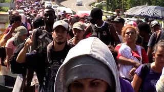 شاهد | نحو ألفي شخص من أميركا الوسطى يهاجرون مشياً باتجاه الولايات المتحدة