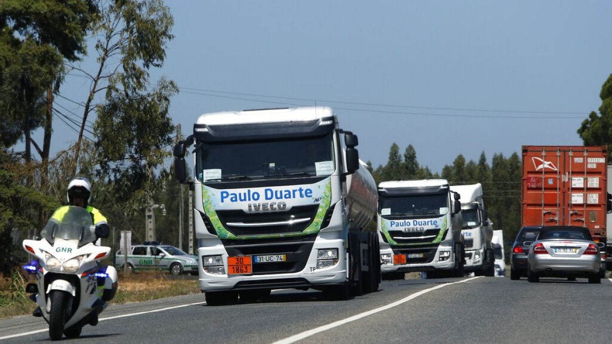 rendőri felvezetéssel haladó portugál kamion