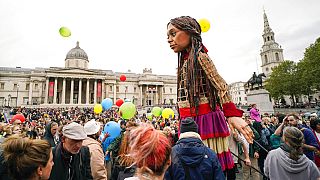 الدمية الخشبية "أمل الصغيرة" في لندن، الأحد 24 أكتوبر 2021.