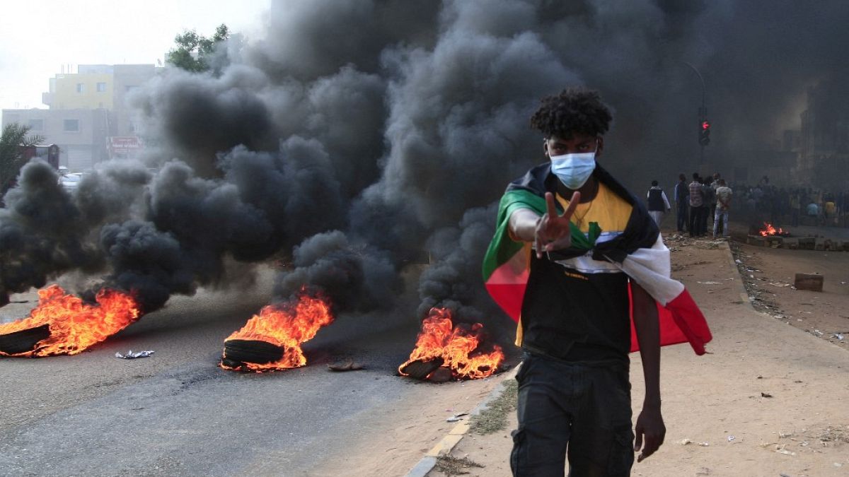 Un manifestant dans les rues de Khartoum (Soudan), ce lundi 