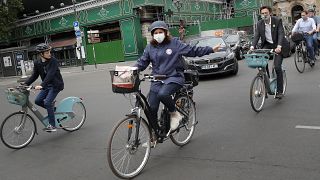 شهردار پاریس در حال دوچرخه سواری