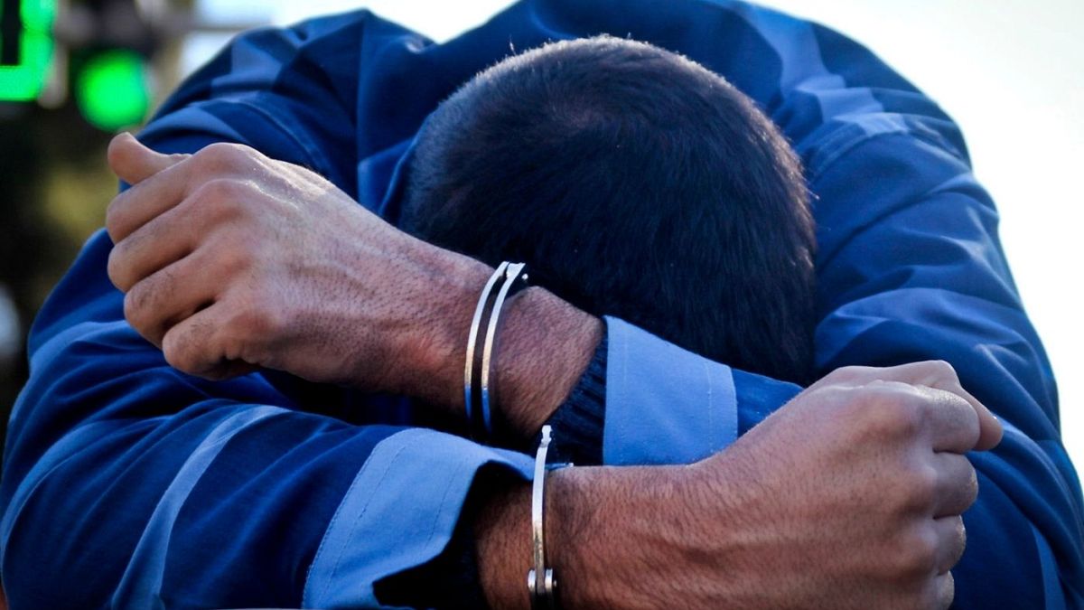شهروند ۴۵ ساله ایرانی به اتهام سرقت سه بسته بادام هندی از یک مغازه به زندان و شلاق محکوم شد