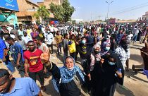 Участники акции протеста против военного переворота в Хартуме