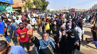 Участники акции протеста против военного переворота в Хартуме