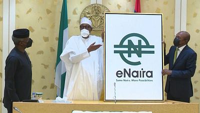 الرئيس النيجيري محمد بخاري يعلن بدء التداول بعملة "إي-نيرة".